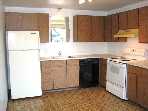 1 bathroom, 2 bedrooms, $575mo - come and see this one.
